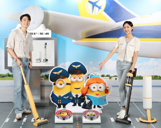 삼성전자 모델이 서울 강남구에 위치한 메가박스 코엑스점에서 운영 중인 포토존에서 특별 패키지를 소개하고 있다. <삼성전자 제공>